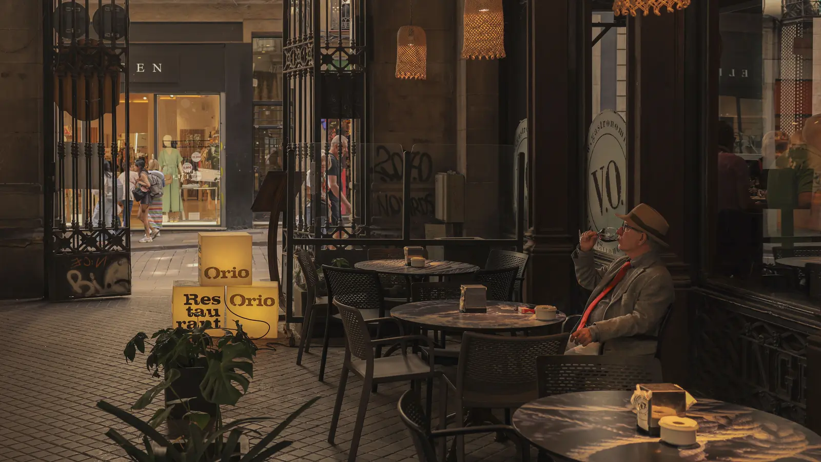 The best cafés to work from in Barcelona, according to Reddit A relaxed man enjoys a drink at a cozy café in bustling Barcelona.