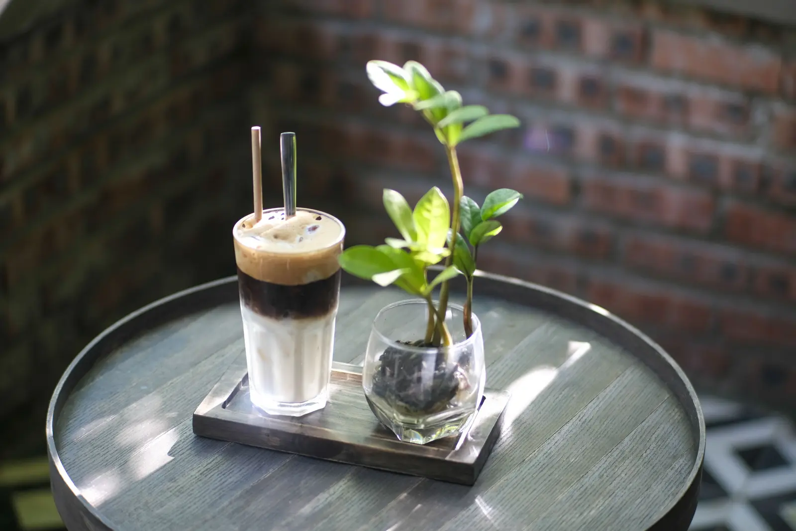 The best cafés to work from in Da Nang Relax in a Da Nang cafe with creamy iced coffee and a touch of greenery.